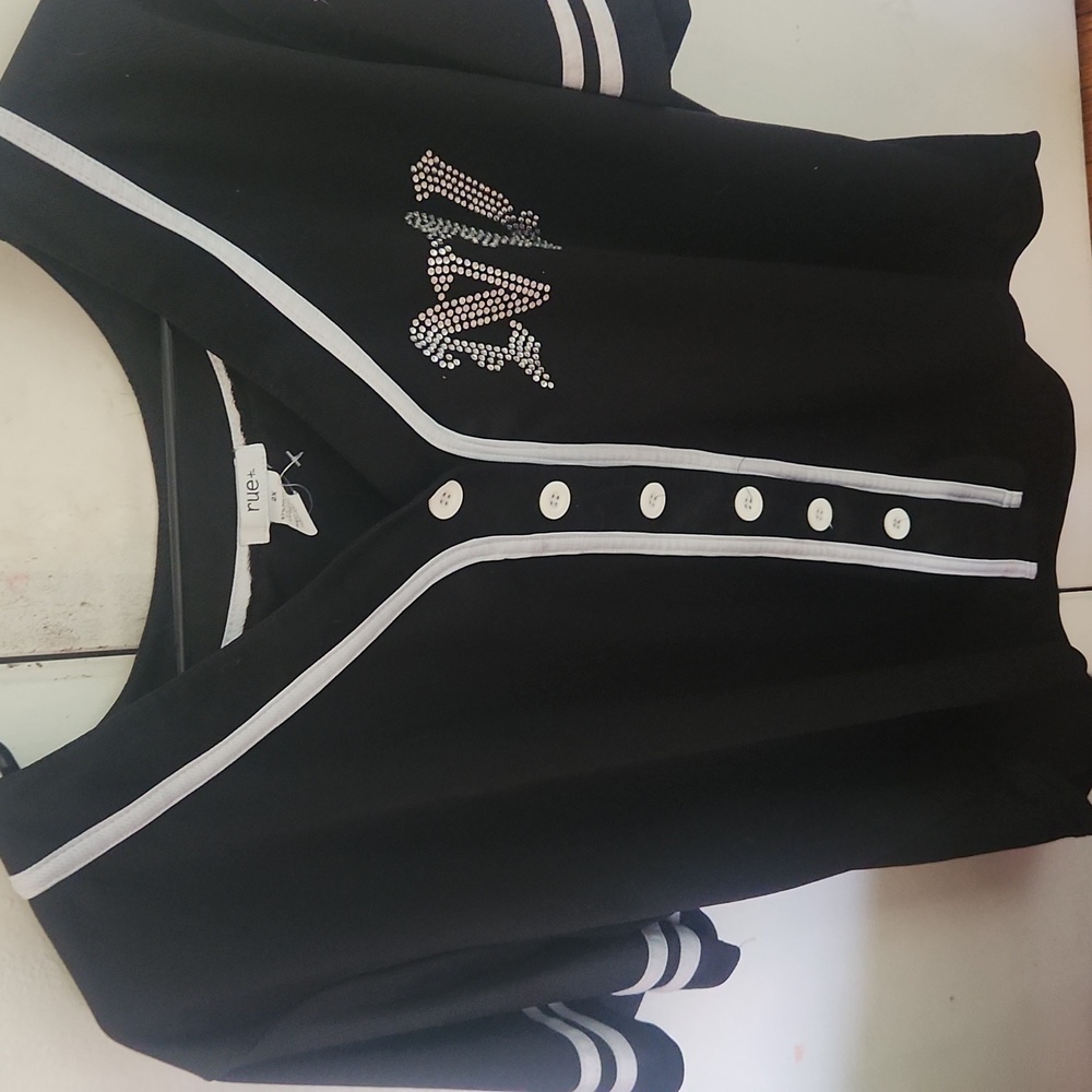 Black and white baseball top
